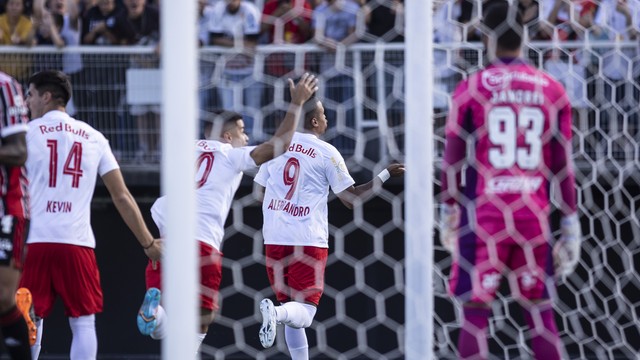 Alerrandro comemora gol do Bragantino contra o São Paulo