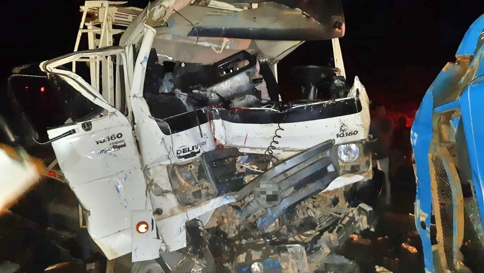 Parte do caminhão ficou destruída após colisão em Garanhuns — Foto: PRF/Divulgação