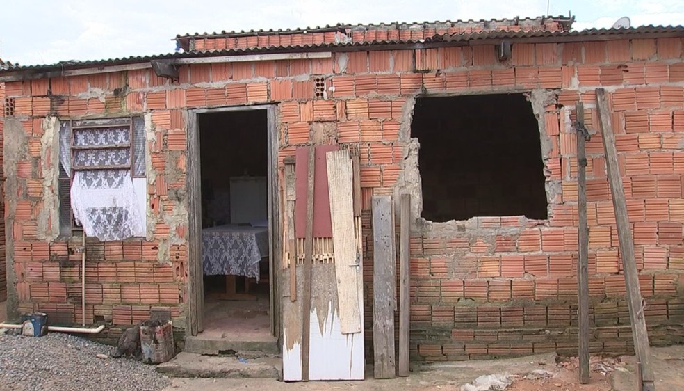 Mulher e filho ficaram acorrentados dentro de casa por três dias (Foto: Cláudio Nascimento/TV TEM)