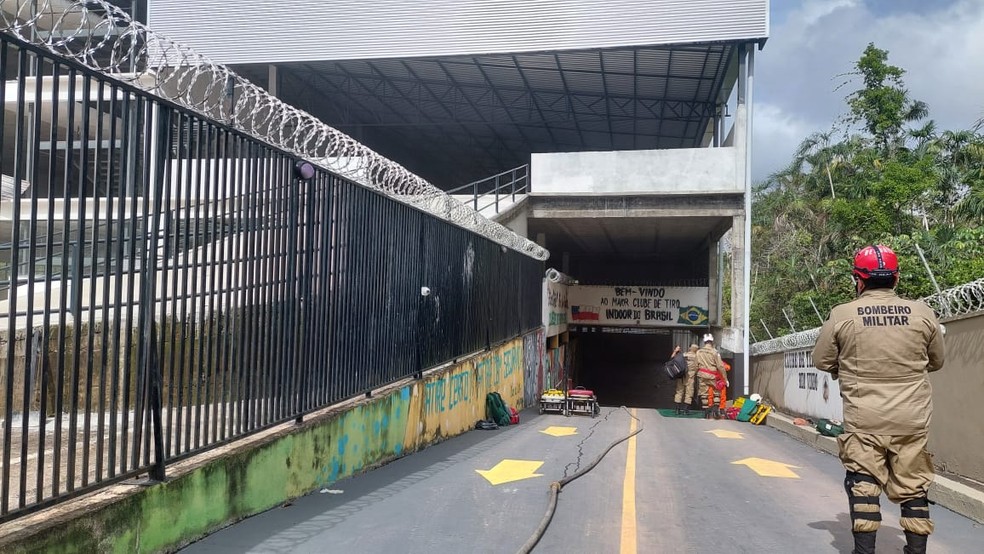 Bombeiros tiveram dificuldades para atuar no local. — Foto: Divulgação 