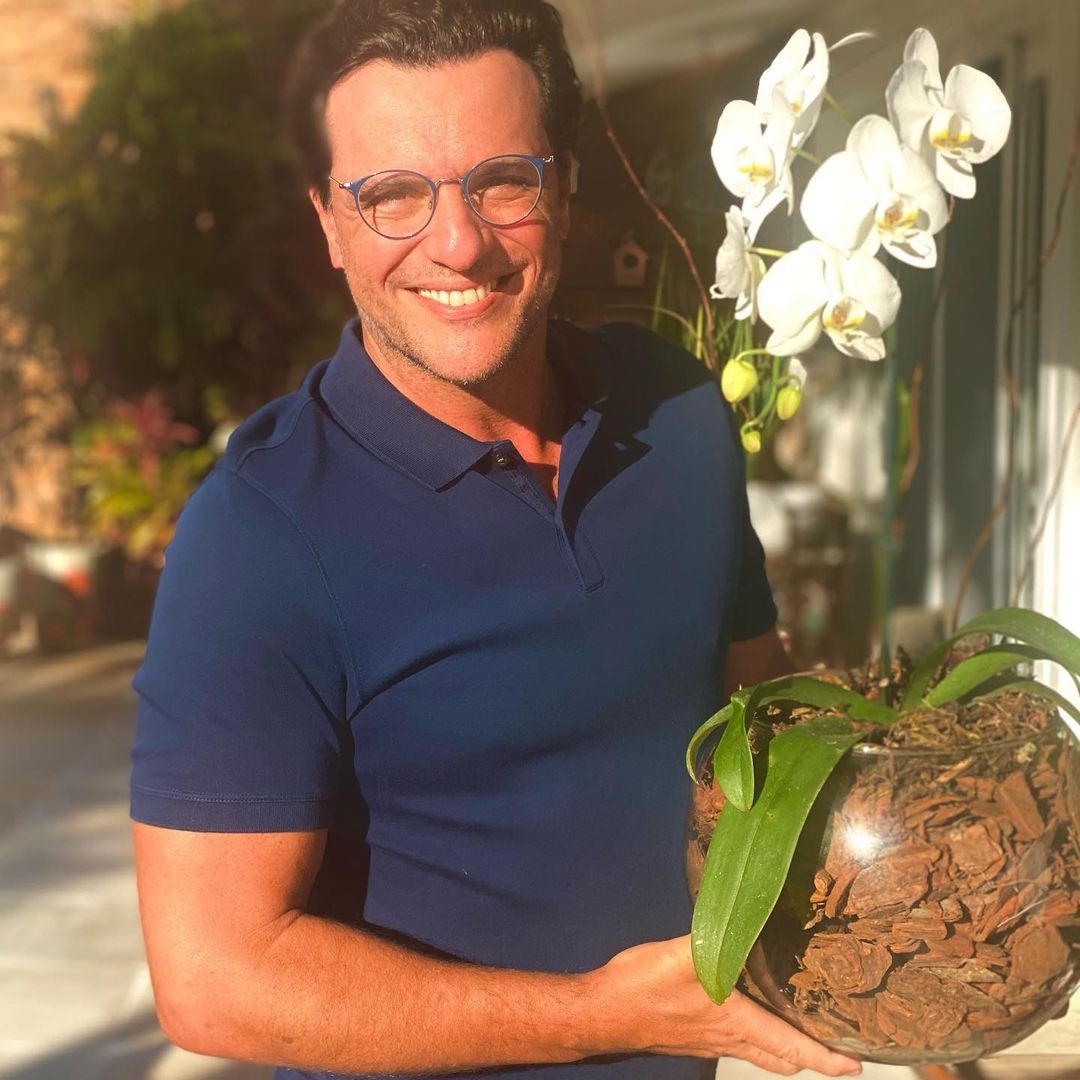 Rodrigo Lombardi diz que herdou de seu pai o gosto pelas flores (Foto: Instagram)