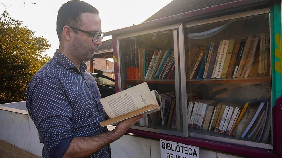 Jailson Cordeiro é professor e montou a biblioteca com o objetivo de estimular o hábito de leitura em sua comunidade — Foto: Arquivo pessoal