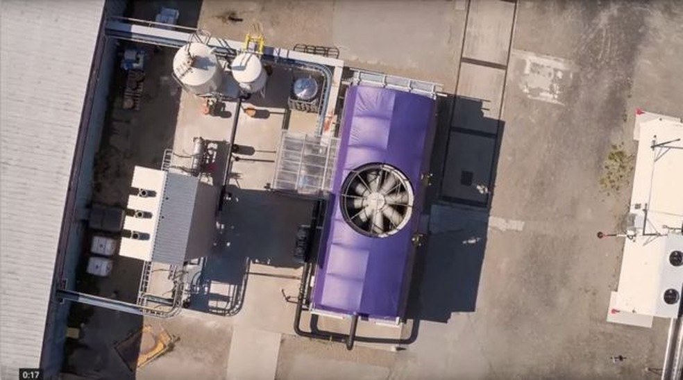 Um ventilador gigante suga o ar, que é então exposto a uma solução química para capturar o CO2 — Foto: CARBON ENGINEERING