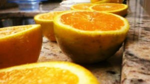 Vitamina C injetável pode ajudar no tratamento contra câncer, diz estudo (Foto: BBC)