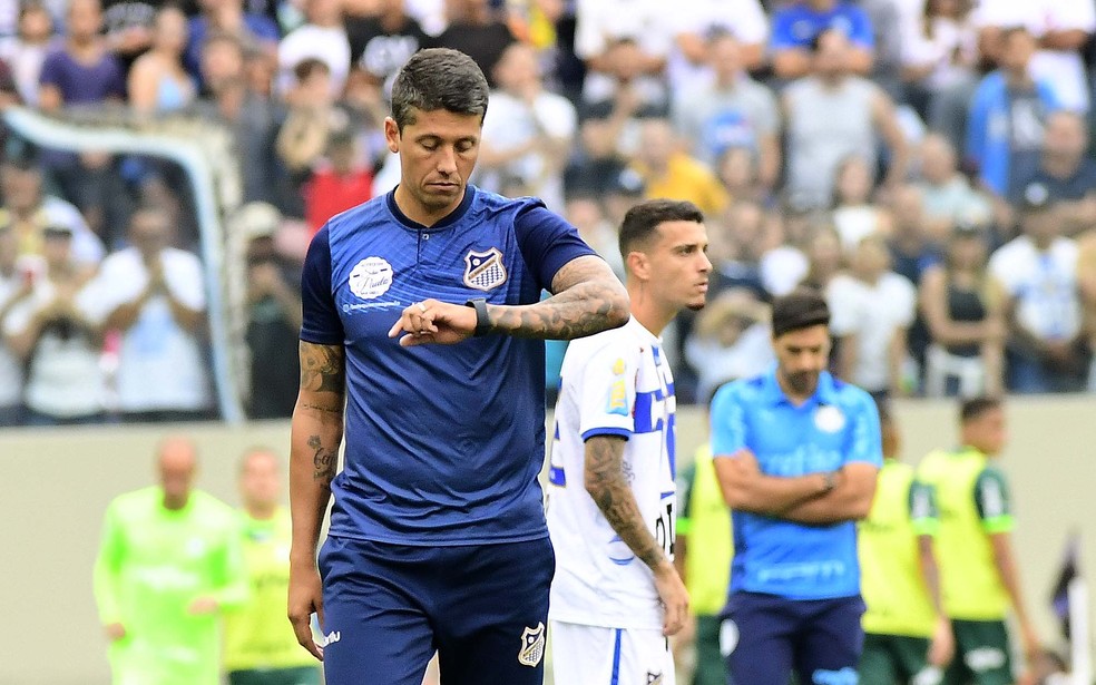 Thiago Carpini, técnico do Água Santa, prega humildade após vencer o Palmeiras — Foto: Marcos Ribolli