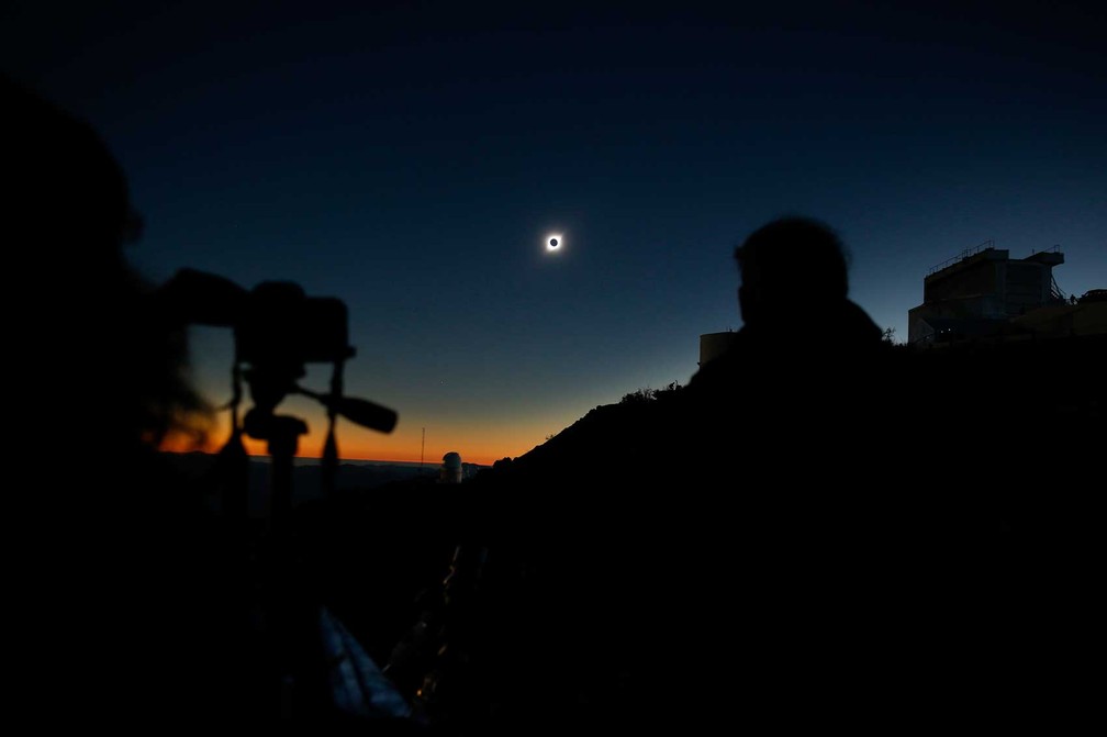 Turistas acompanham o eclipse em Coquimbo, no Chile. — Foto: Rodrigo Garrido/Reuters
