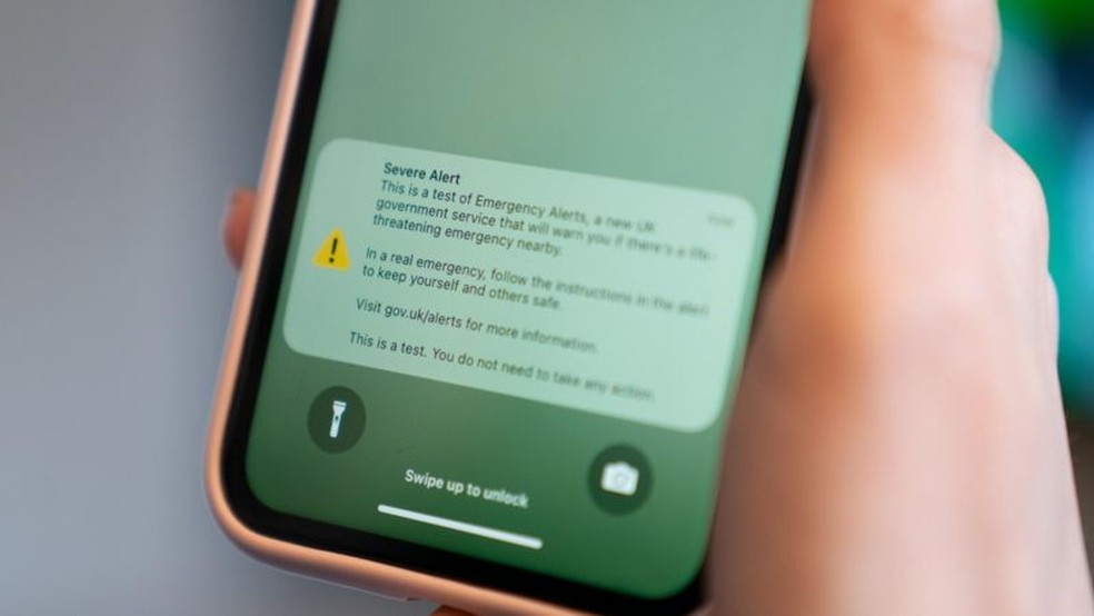 Mensagem do governo no celular avisava pessoas que elas não precisam fazer nada por se tratar apenas de um teste — Foto: PA MEDIA/via BBC