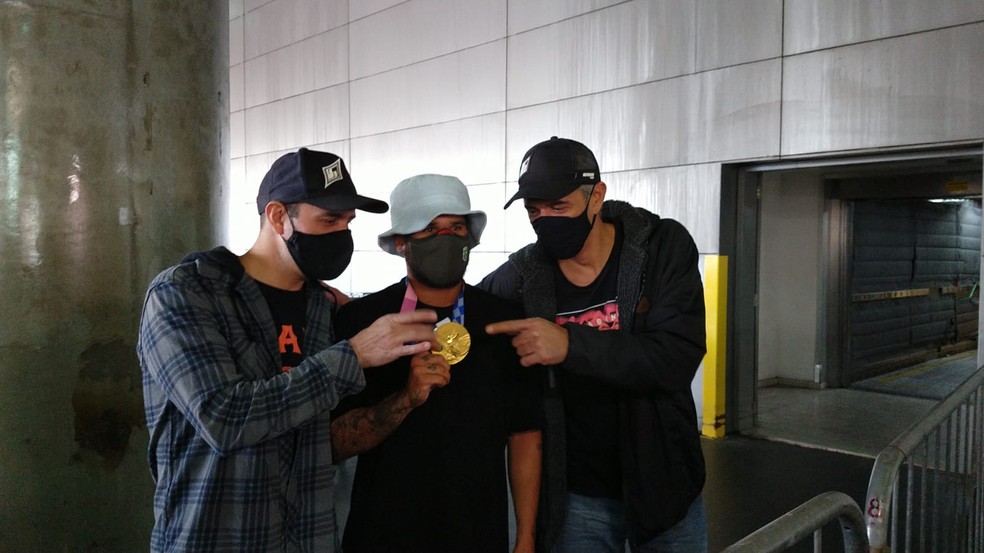 Italo posa com Tico e Teco na saída do aeroporto em Guarulhos — Foto: Bruna Campos