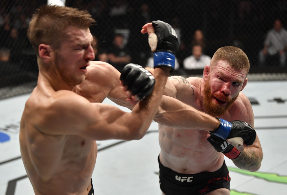 Mesmo muito machucado, Paul Felder manteve o ataque sobre Dan Hooker — Foto: Getty Images