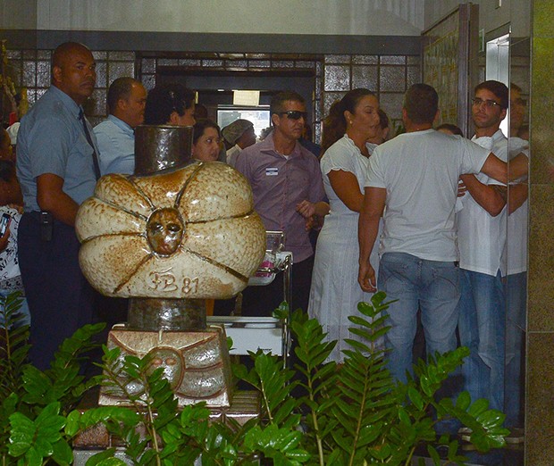 Ivete Sangalo deixa hospital Foto AgNews