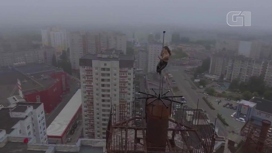 Bailarina faz pole dance em topo de prédio na Rússia