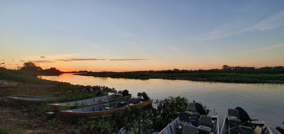 Barcos para turistas atracados na região da APA Baía Negra — Foto: Rodolfo César