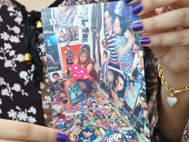 Fã mostra foto do quarto com centenas de fotos e revistas do ídolo (Foto: André Ferreira/ G1)