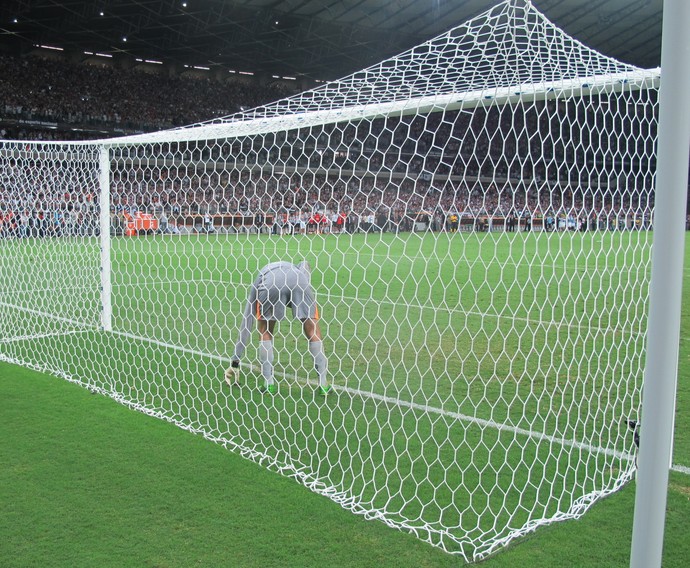 Entre milagres e fé, Fábio e Victor iniciam final com fama de salvadores