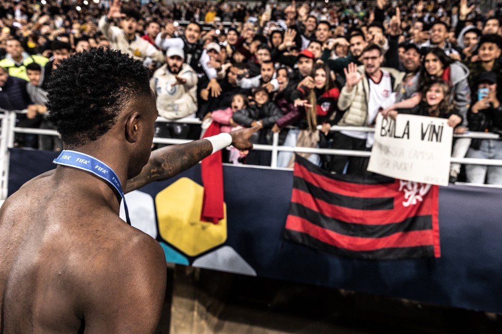 Vinicius Junior d&aacute; camisa para torcedora do Flamengo no Mundial de Clubes &mdash; Foto: Pedro Martins/Foto FC