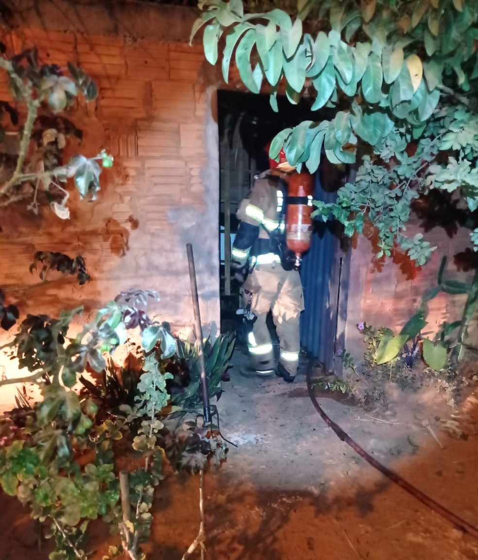 Incêndio foi controlado pelos bombeiros — Foto: Corpo de Bombeiros/ Divulgação