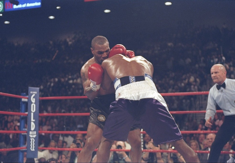 Mike Tyson morde a orelha de Evander Holyfield em um dos maiores duelos da história — Foto: Jed Jacobsohn /Getty Images