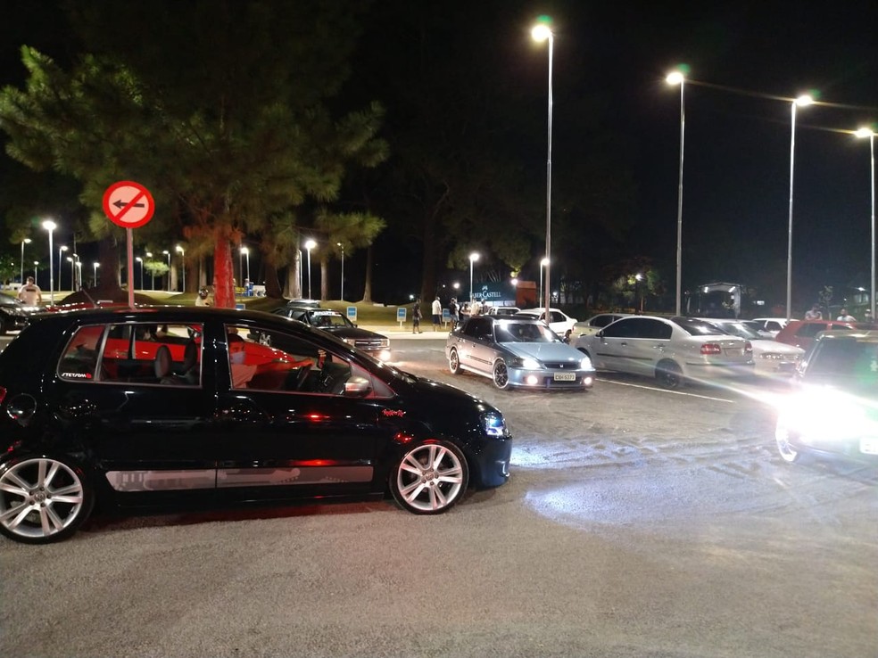 For&ccedil;a-tarefa paralisa encontro de motoristas com carros 'tunados' em S&atilde;o Carlos. &mdash; Foto: Departamento de Fiscaliza&ccedil;&atilde;o da Prefeitura de S&atilde;o Carlos/Divulga&ccedil;&atilde;o