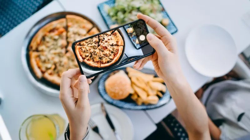 Para especialista, as redes sociais transformaram a ideia de que 'você é o que você come' em 'você é o que você posta' (Foto: Getty Images via BBC News Brasil) Para especialista, as redes sociais transformaram a ideia de que 'você é o que você come' em 'você é o que você posta' (Foto: Getty Images via BBC News Brasil)