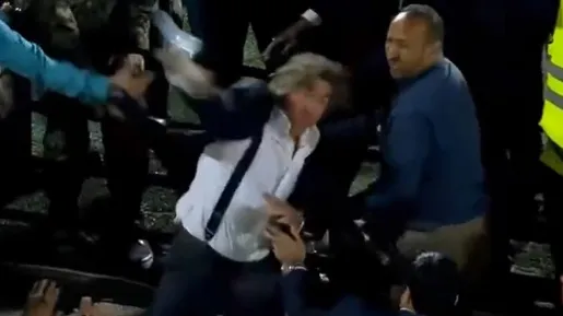 Treinador português ex-Vasco briga com árbitro e torcida no Irã e precisa ser contido; vídeo
