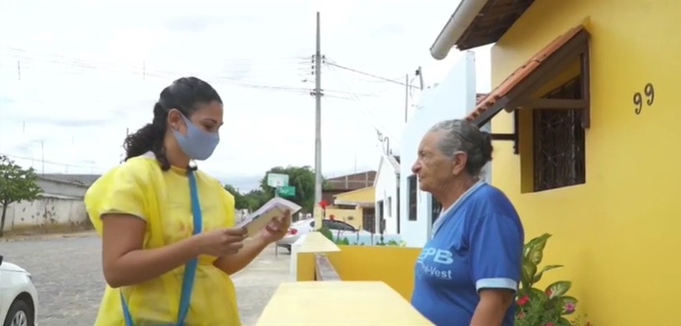 'Correio Carinhoso' entrega cartas para idosas em isolamento social em Boa Vista, Para�ba � Foto: Reprodu��o/TV Cabo Branco