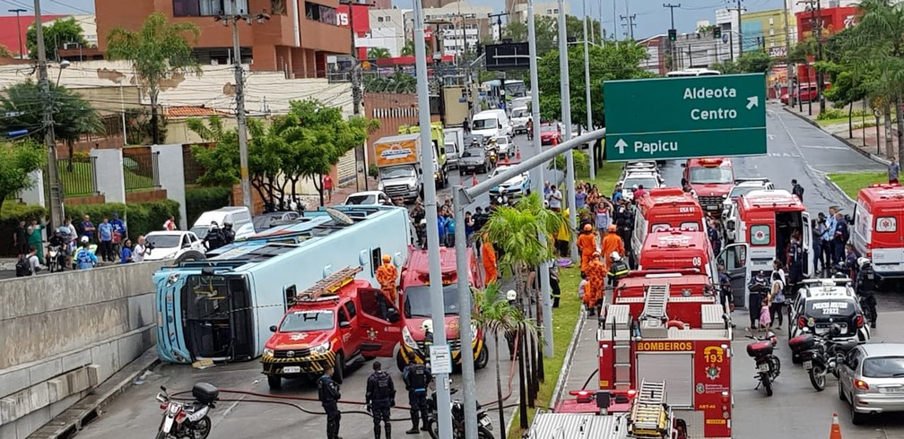 Ônibus tombou em avenida de Fortaleza durante a manhã desta quinta-feira (21) — Foto: José Leomar/ Sistema Verdes Mares