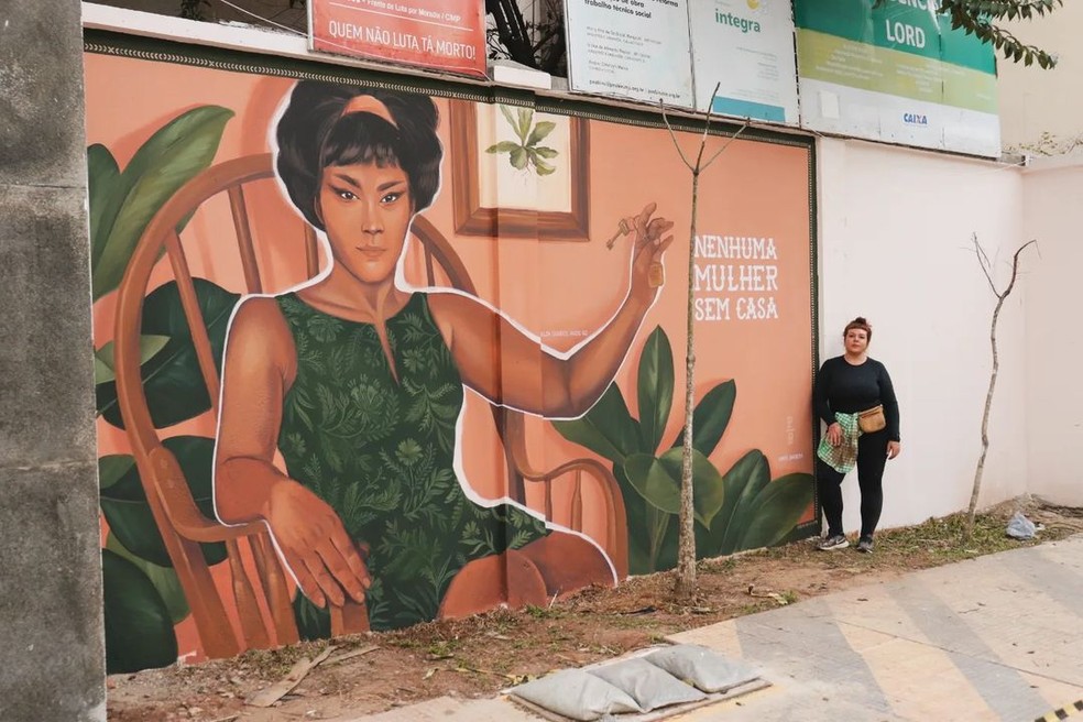 Pri Barbosa ao lado de sua obra no Residencial Elza Soares — Foto: Reprodução/Instagram