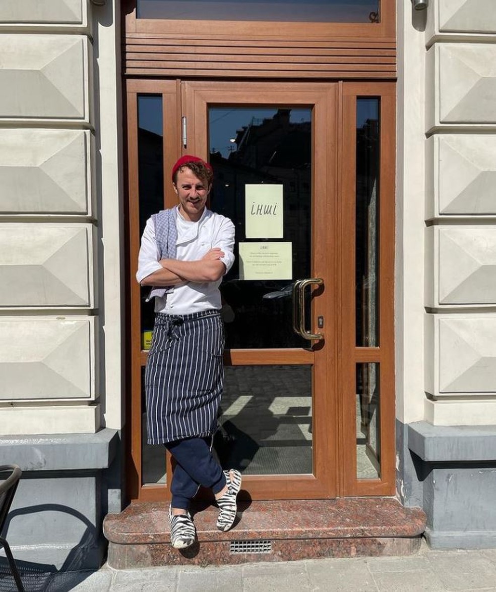 Chef Ievgen Klopotenko em frente a seu restaurante em Lviv, na Ucrânia — Foto: Arquivo pessoal/Instagram