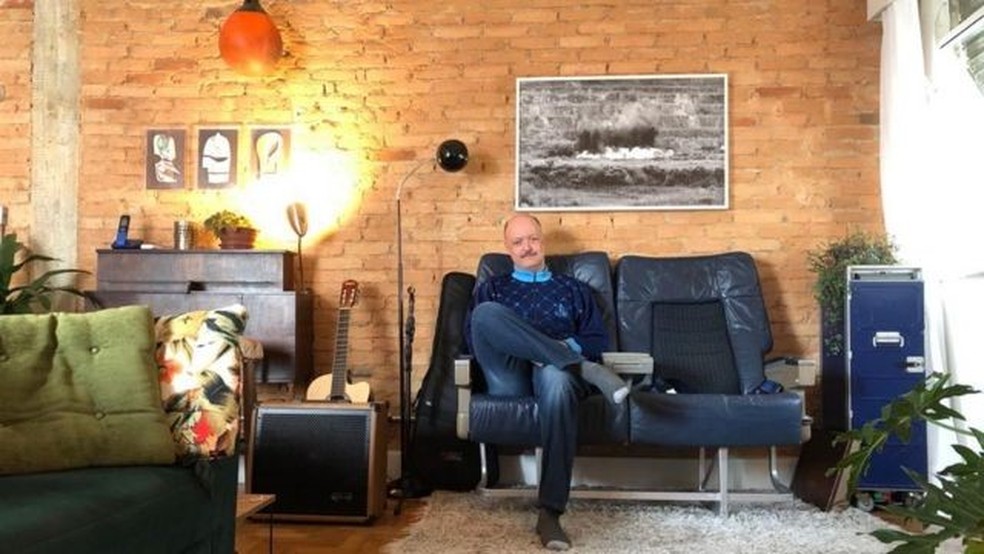 Daniel Lieff em seu novo apartamento: "A pandemia me fez olhar com outros olhos. Eu que nunca imaginava comprar uma casa, vi o valor [do imóvel próprio]" — Foto: ARQUIVO PESSOAL
