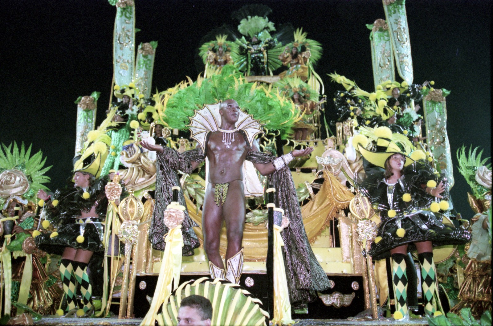Lafond em alegoria do desfile da Imperatriz em 1997, com o enredo "Eu sou da lira, não posso negar" — Foto: Leonardo Aversa