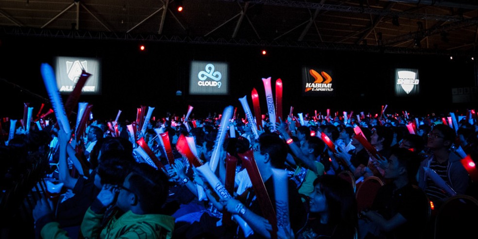 A palco da fase de grupos do mundial 2014, a plateia e, mais à frente, os brasões dos times do Grupo D — Foto: Divulgação/Riot Games