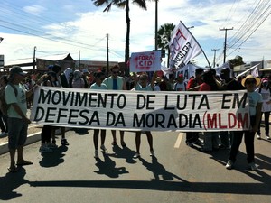 Movimentos sociais e partidos também participaram sem confrontos com os outros manifestantes. Ato foi pacífico e com diversas pautas de reivindicação. (Foto: Gabriela Alves/G1 CE)
