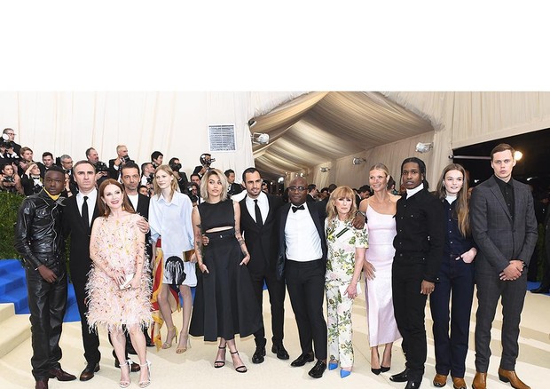 TIme de celebridades - incluindo Paris Jackson - no Met Gala com Raf Simons, Chief Creative Officer da marca (Foto: Instagram/Reprodução)