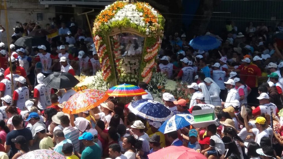 Imagem da Virgem de Nazaré e foi acompanhada por milhares de devotos (Foto: Jéssica Alves/G1)