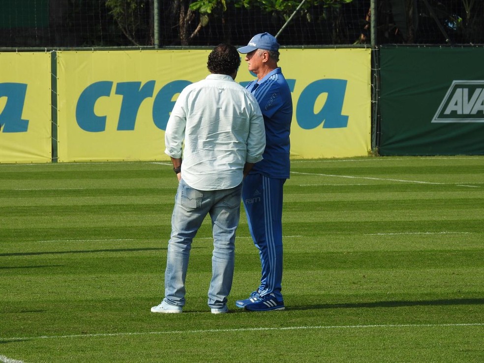 Alexandre Mattos conversa com Felipão — Foto: Felipe Zito