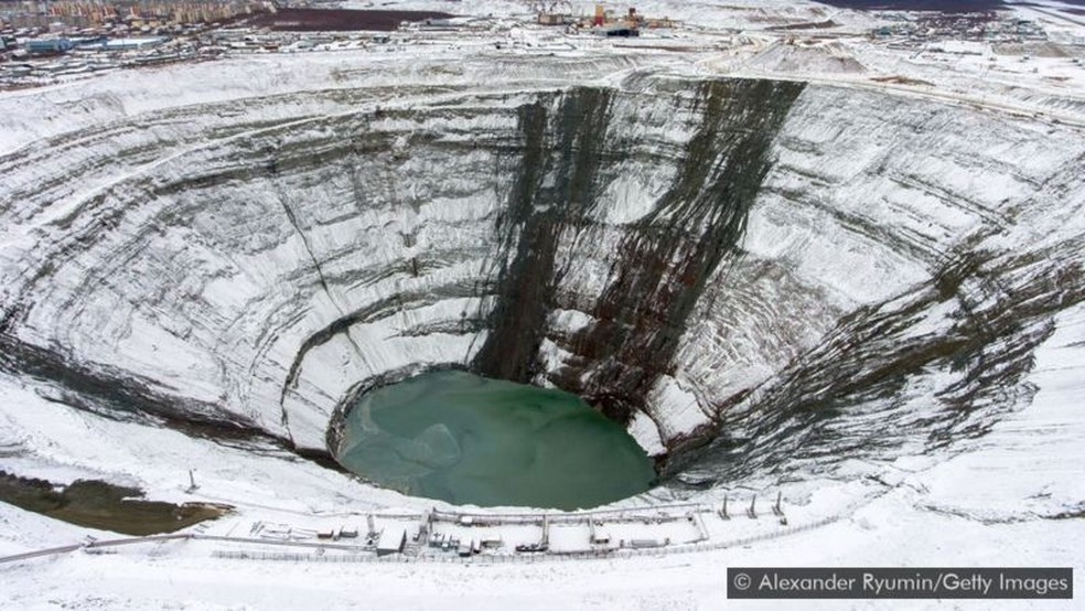  A mina de diamantes Mir na Rússia, coberta de neve. — Foto: Getty Images via BBC