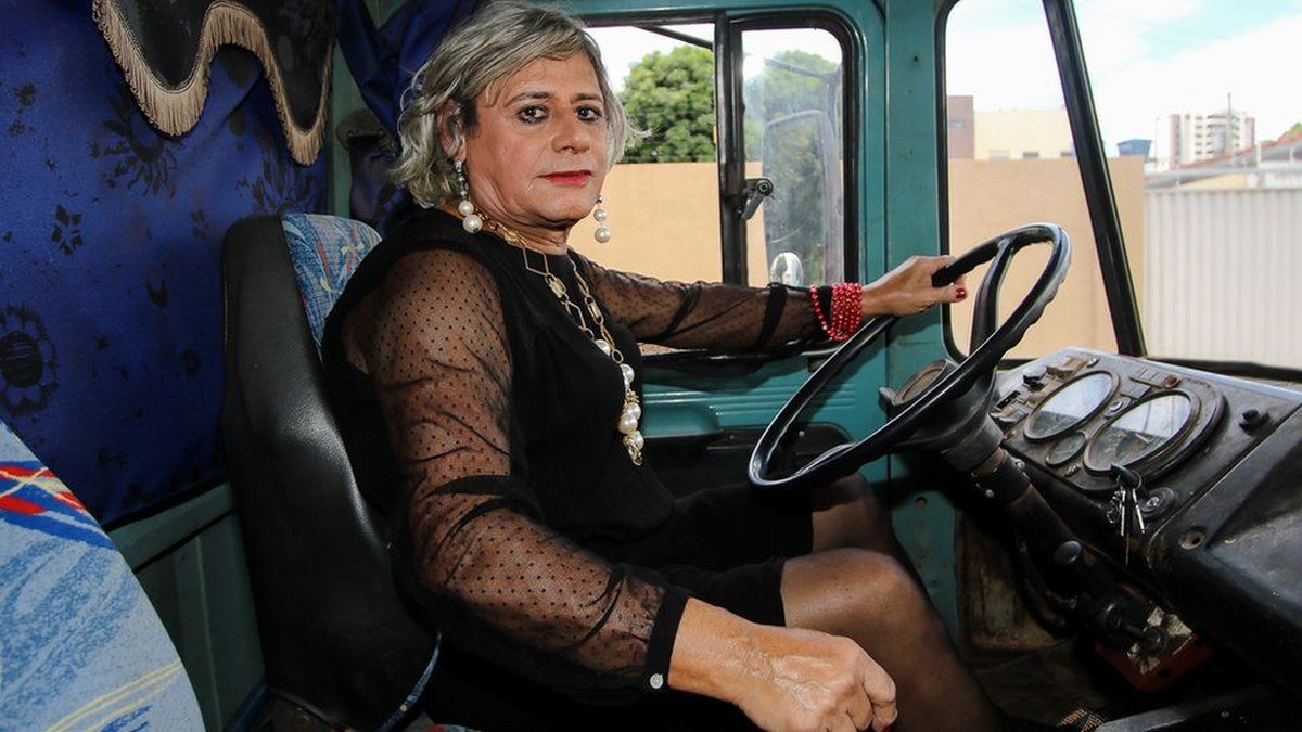 A história do caminhoneiro que se assumiu crossdresser e roda o Brasil de s...