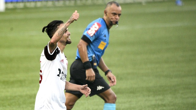 Renato Gaúcho celebra apoio da torcida do Flamengo ao jogador Isla