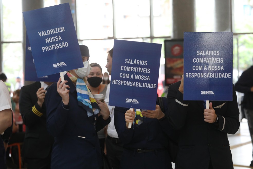 Greve de comissários e pilotos causa transtornos no aeroporto de Congonhas, zona sul da cidade de São Paulo, na segunda-feira, 19. — Foto: RENATO S. CERQUEIRA/FUTURA PRESS/ESTADÃO CONTEÚDO