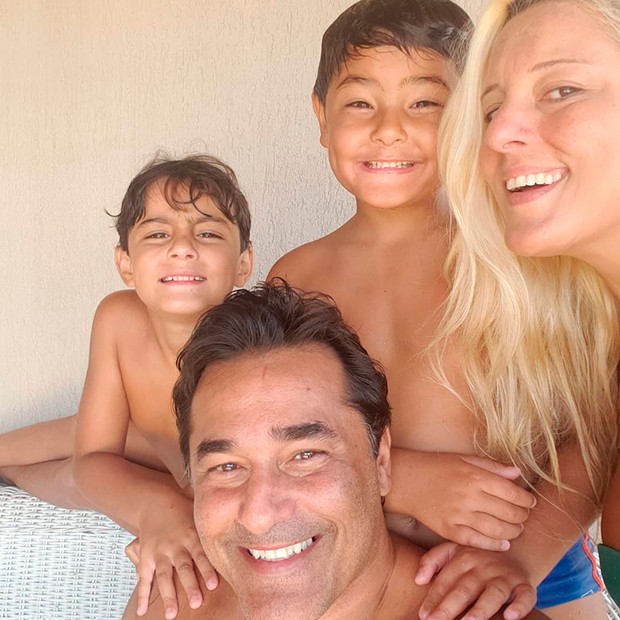 Luciano Szafir em tarde de sol com a família (Foto: Reprodução)