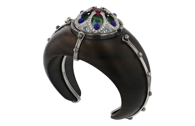 The centrepiece flips open to reveal a diamond-studded dome over slate, and comes in peridot over tiger eye; rubellite over malachite; or amethyst over lazuli (Foto: ELIE TOP)