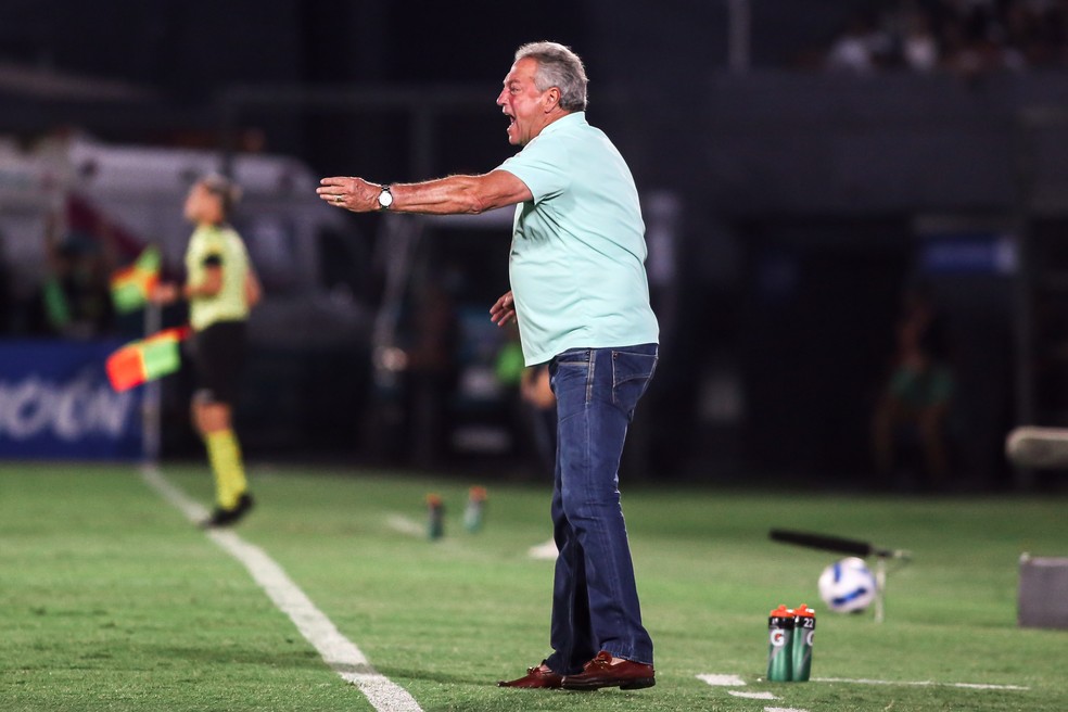 Abel Braga � beira do gramado em Olimpia x Fluminense, pela Libertadores � Foto: Staff images/CONMEBOL