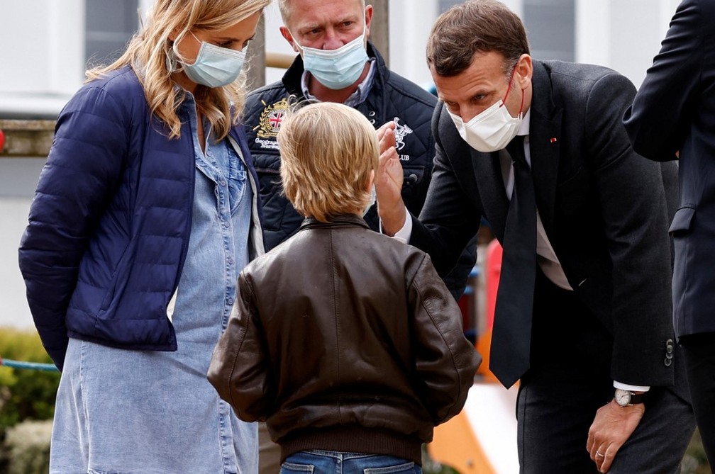 Presidente da França, Emmanuel Macron, conversa com criança durante visita a Departamento de Psiquiatria Infantil na quinta-feira, 4 de abril de 2021 — Foto: Christian Hartmann/AFP