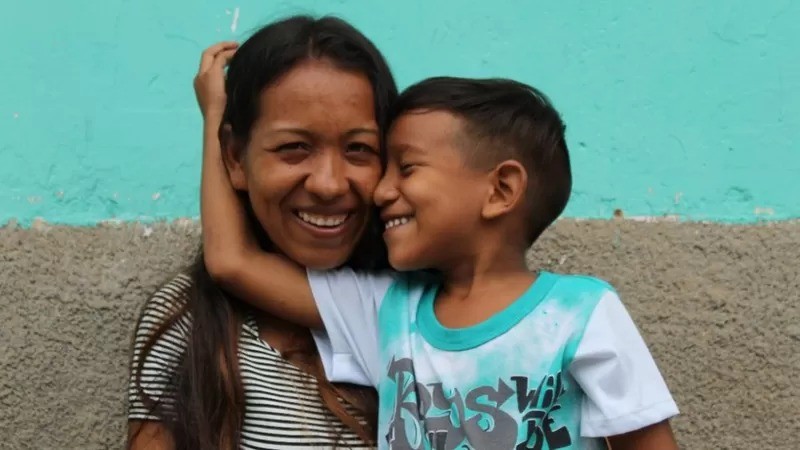 Verónica com o filho Keyner: 'Eles são tudo para mim', diz a venezuelana sobre os filhos (Foto: VISÃO MUNDIAL BRASI via BBC News Brasil)