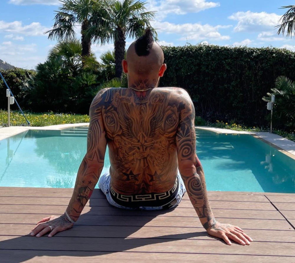 Arturo Vidal tem as costas fechadas por tatuagens (Foto: Reprodução / Instagram)