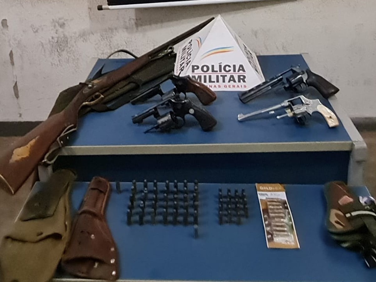 Adolescentes atrás de mangas são recebidos a tiros pelo vizinho que acaba preso com armas em casa