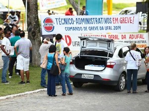Técnicos administrativos afixaram faixas no Campus A. C. Simões anunciando a greve. (Foto: Jonathan Lins/G1)