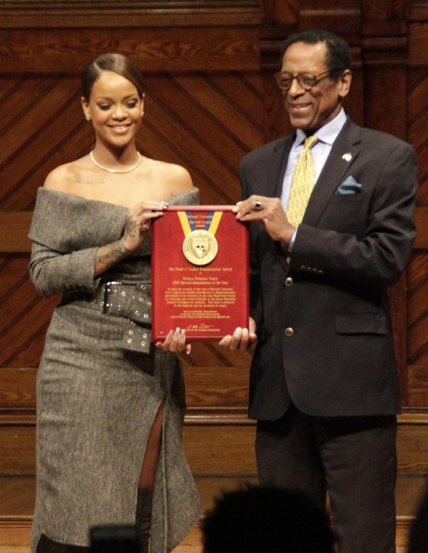 Rihanna recebe prêmio em Harvard (Foto: GrosbyGroup)