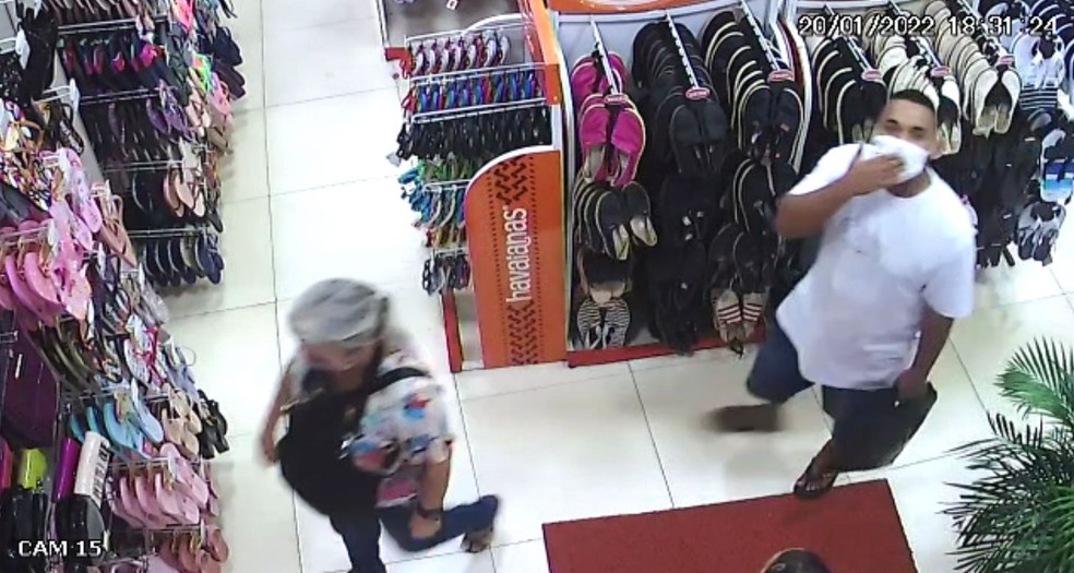 Homem furta chinelo e manda beijo para câmera da loja, no DF — Foto: TV Globo/Reprodução