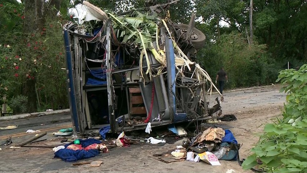 Ônibus ficou destruído após o acidente, em Cachoeiro de Itapemirim — Foto: Reprodução/ TV Gazeta